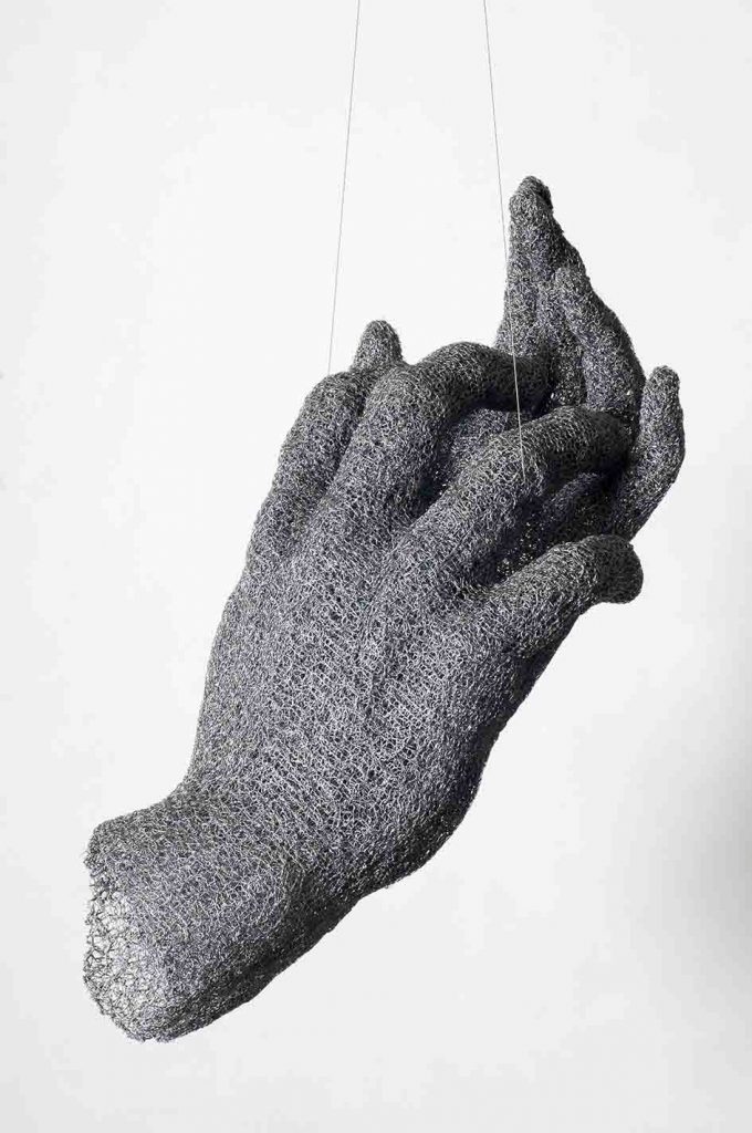 Hands no1 - 75x54x43 cm - metal mesh -2019